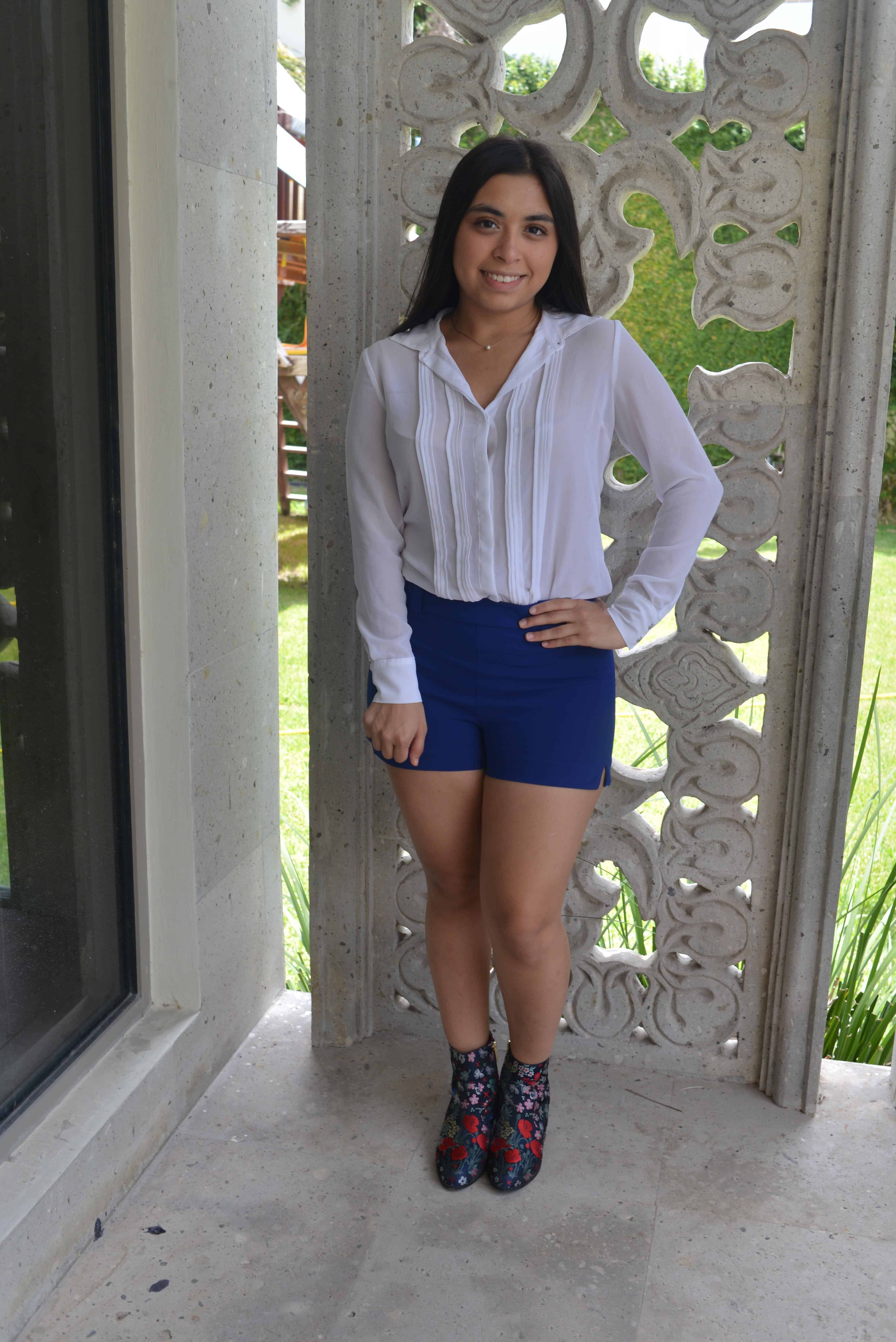 JUVENIL. Blusa de gasa, shorts de vestir, botines en floreados.