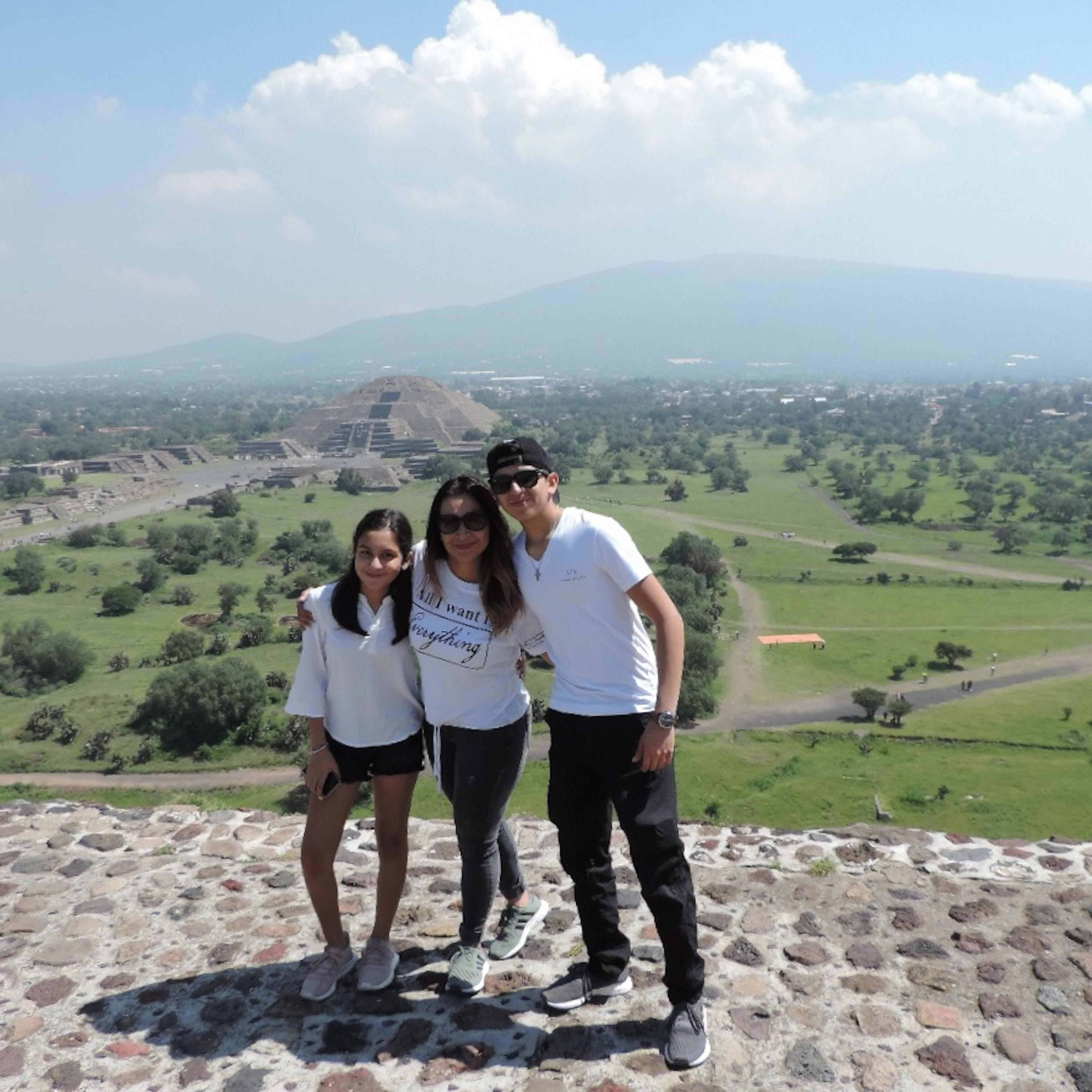 TEHOTIHUACÁN. Mia y Marlon Moreno con Siria Zavala.