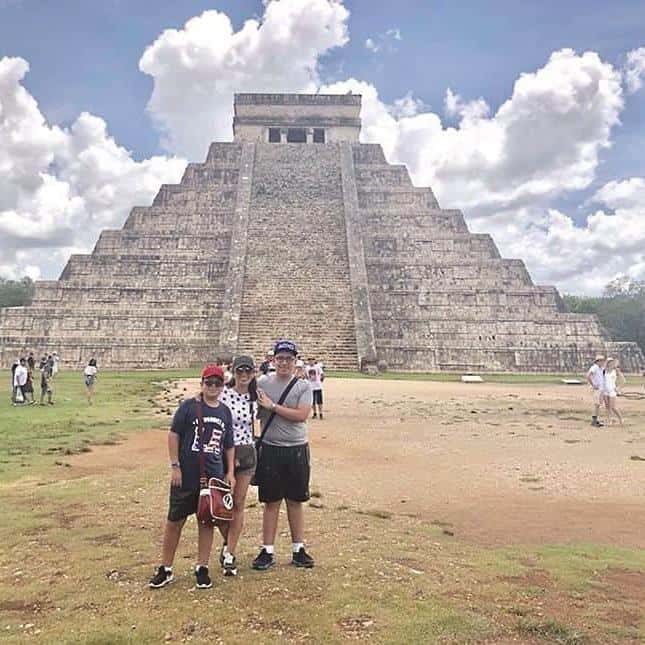 CHICHENITZA. Everardo y Sebastián García con su mami Jessica González.