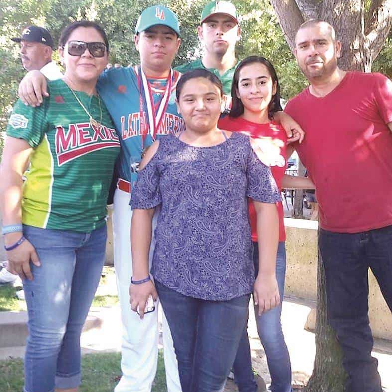 EN EL MUNDIAL. Lucy de Garza, Miguel Garza, Rosendo, Miguel Jr, Monserrat y Maki.