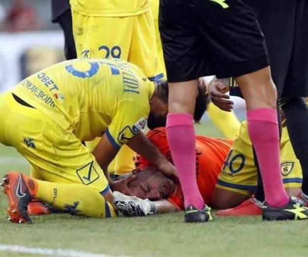 Sufre fractura tras choque con Cristiano Ronaldo Sufre fractura tras choque con Cristiano Ronaldo