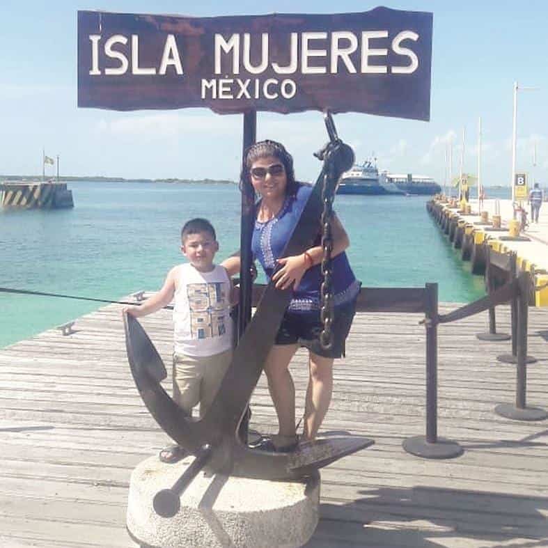 ISLA MUJERES. Laura Elizondo y Carlos Eduardo.