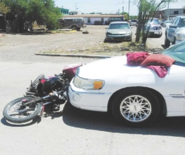 Motociclista se pasa un alto y resulta herido Motociclista se pasa un alto y resulta herido
