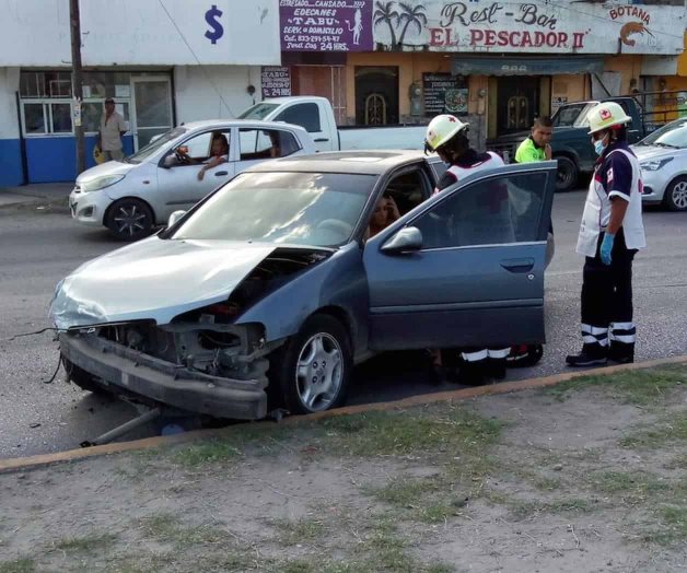 Causa mujer tampiqueña un choque, por acelerada Causa mujer tampiqueña un choque, por acelerada