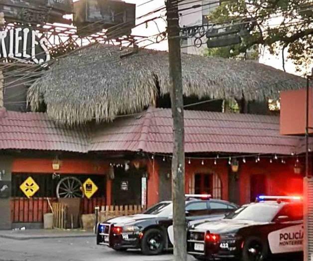 Escapan comandos tras atacar bares en N. León Escapan comandos tras atacar bares en N. León