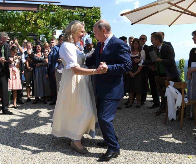 Putin baila en Austria y se reúne en Alemania con Merkel Putin baila en Austria y se reúne en Alemania con Merkel