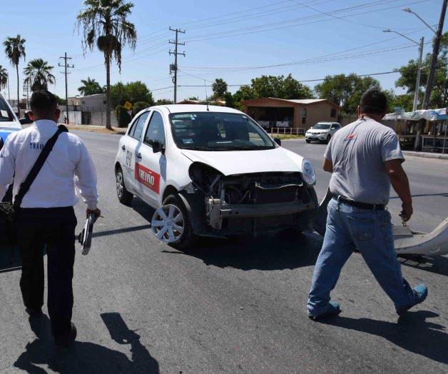 Se vuela alto y choca auto Se vuela alto y choca auto