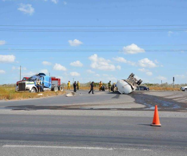 Vuelca pipa cargada de gasolina ‘dudosa’ Vuelca pipa cargada de gasolina ‘dudosa’