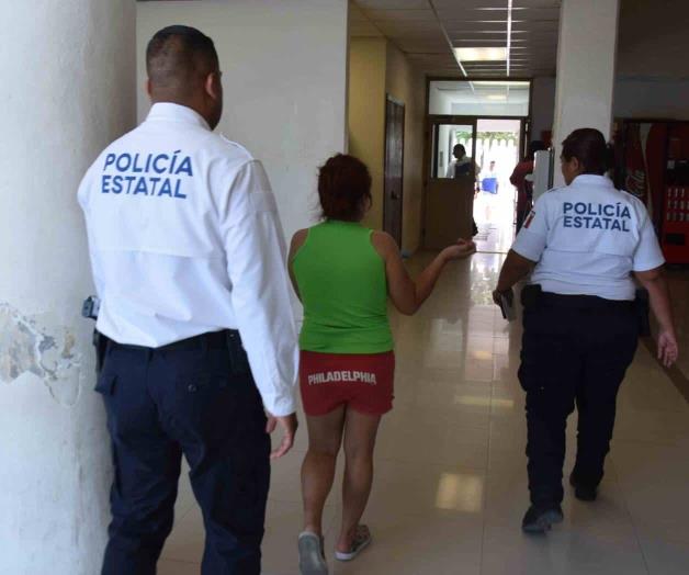 Altera el orden e insulta a polis Altera el orden e insulta a polis