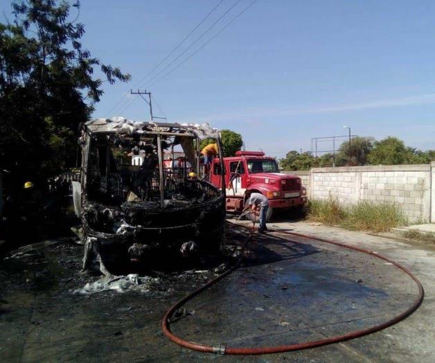 Se incendia urbano junto a pozo petrolero