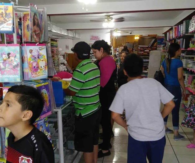 Hacen compras de última hora. Abarrotaron las papelerías Hacen compras de última hora. Abarrotaron las papelerías