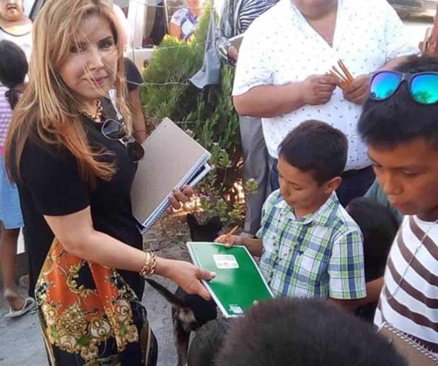 Regalan paquetes de útiles escolares. Surten a niños en su regreso a clases Regalan paquetes de útiles escolares. Surten a niños en su regreso a clases