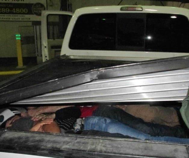 Salvan de la muerte a 8 indocumentados. Los encierran en caja de camioneta Salvan de la muerte a 8 indocumentados. Los encierran en caja de camioneta