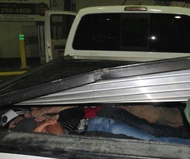 Rescatan a 8 indocumentados encerrados en una camioneta Rescatan a 8 indocumentados encerrados en una camioneta