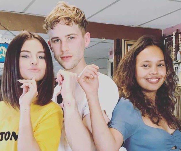 Se hace dos nuevos tatuajes Se hace dos nuevos tatuajes