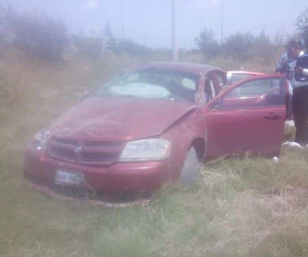 Abandonan vehículo luego de volcadura Abandonan vehículo luego de volcadura