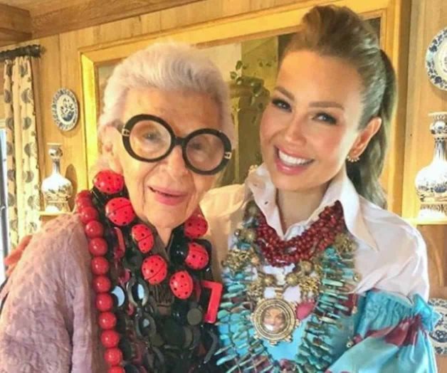 Posa Thalía con Iris Apfel en Instagram Posa Thalía con Iris Apfel en Instagram