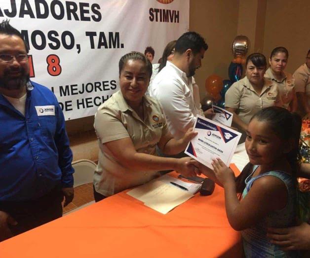 Entrega STIM útiles escolares y becas Entrega STIM útiles escolares y becas