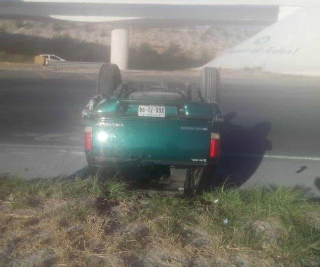 Llantas pa’ arriba queda camioneta Llantas pa’ arriba queda camioneta