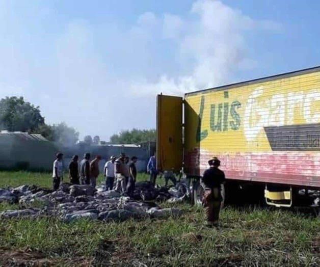 Nuevo León: Se incendia tráiler cargado con 5 toneladas de carbón Nuevo León: Se incendia tráiler cargado con 5 toneladas de carbón