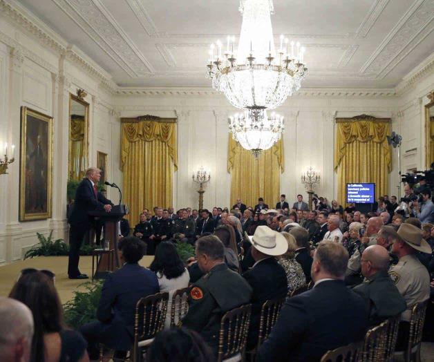 Reconoce Trump a agentes de inmigración en la Casa Blanca Reconoce Trump a agentes de inmigración en la Casa Blanca