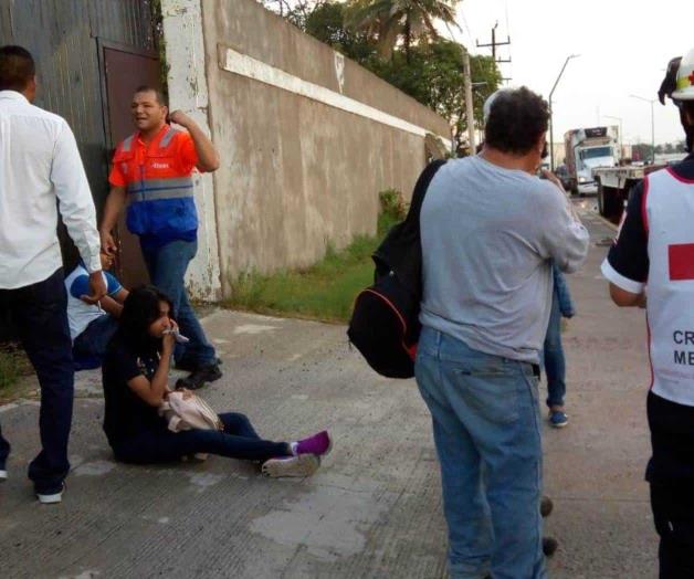 Siete heridos en choque entre camión y microbús Siete heridos en choque entre camión y microbús