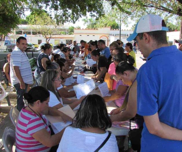 Reciben solicitudes de becas escolares Reciben solicitudes de becas escolares