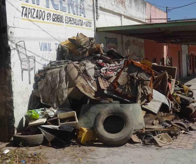 Acumula basura en calle principal Acumula basura en calle principal