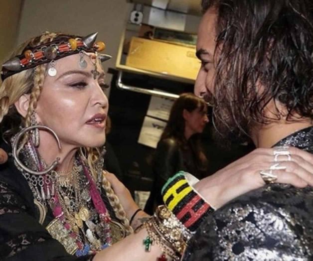 Le da su bendición Le da su bendición