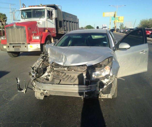 Embiste tractocamión a 2 vehículos; reportan un par de lesionados Embiste tractocamión a 2 vehículos; reportan un par de lesionados