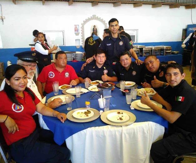 Bomberos conviven para celebrar su día