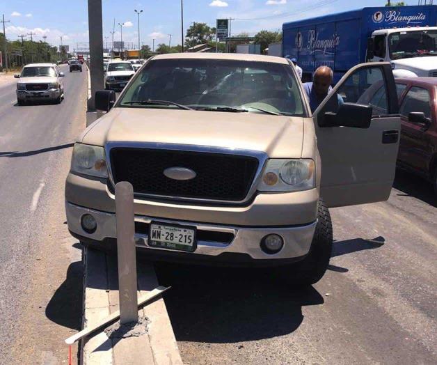 Invade carril y choca camioneta Invade carril y choca camioneta
