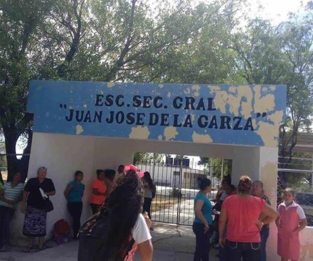 Cierran secundaria al faltar 2 maestros Cierran secundaria al faltar 2 maestros