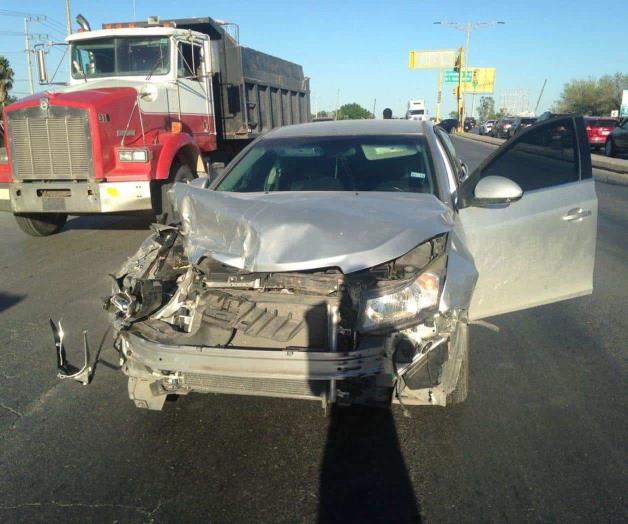 Embiste vehículos y escapa Embiste vehículos y escapa