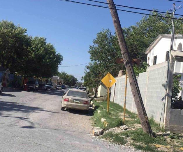 Peligro: poste a punto de caer Peligro: poste a punto de caer