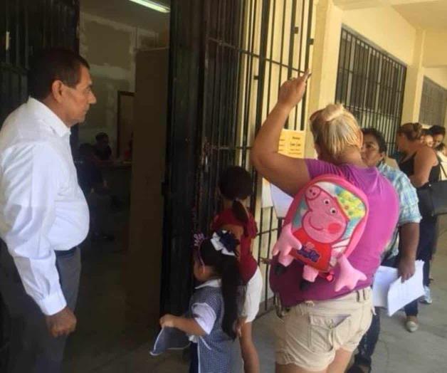 Forman largas filas por becas Forman largas filas por becas