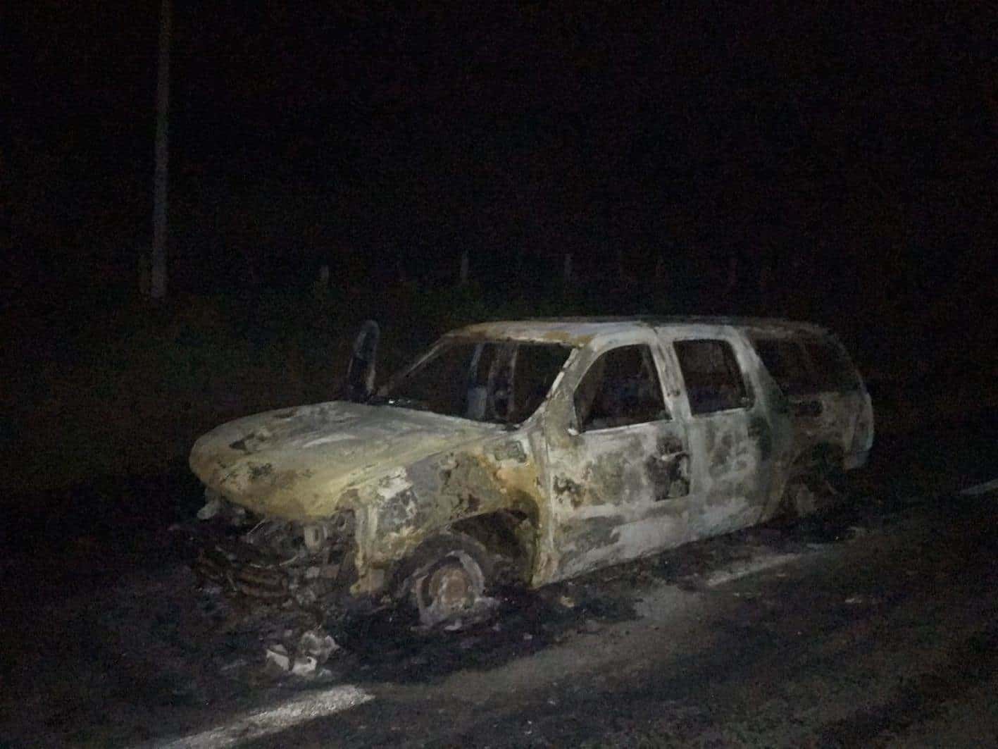 INCENDIADAS. Una patrulla y una Suburban del crimen quedaron siniestradas.