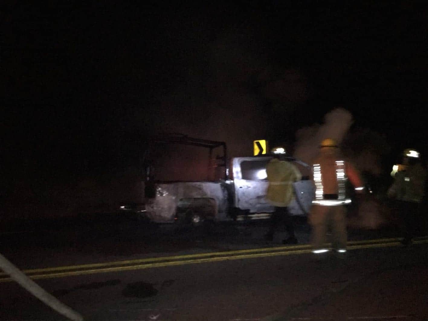 INCENDIADAS. Una patrulla y una Suburban del crimen quedaron siniestradas.