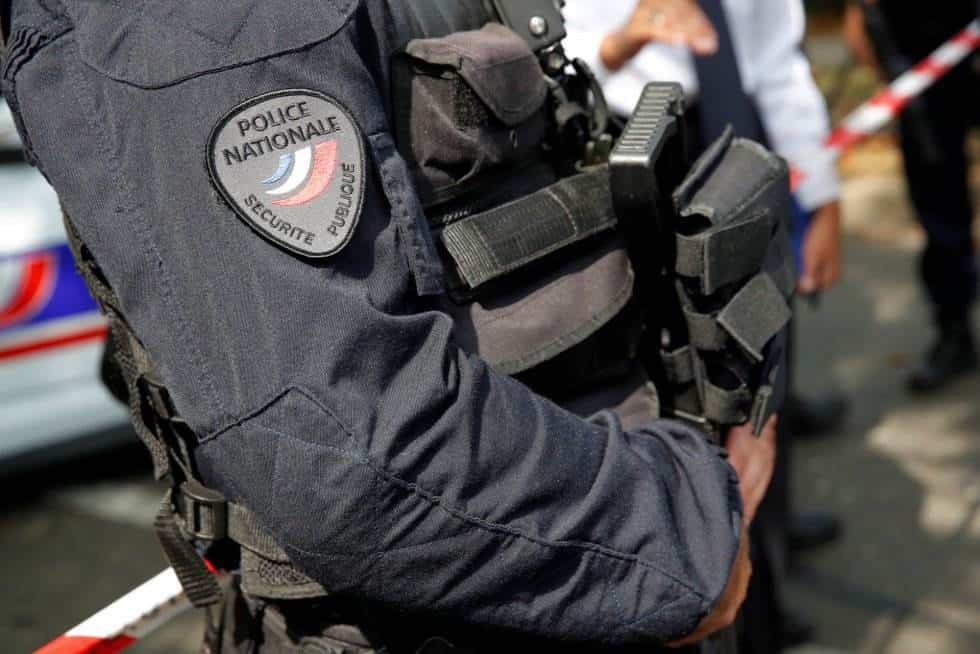 Policias aseguran la zona del ataque.