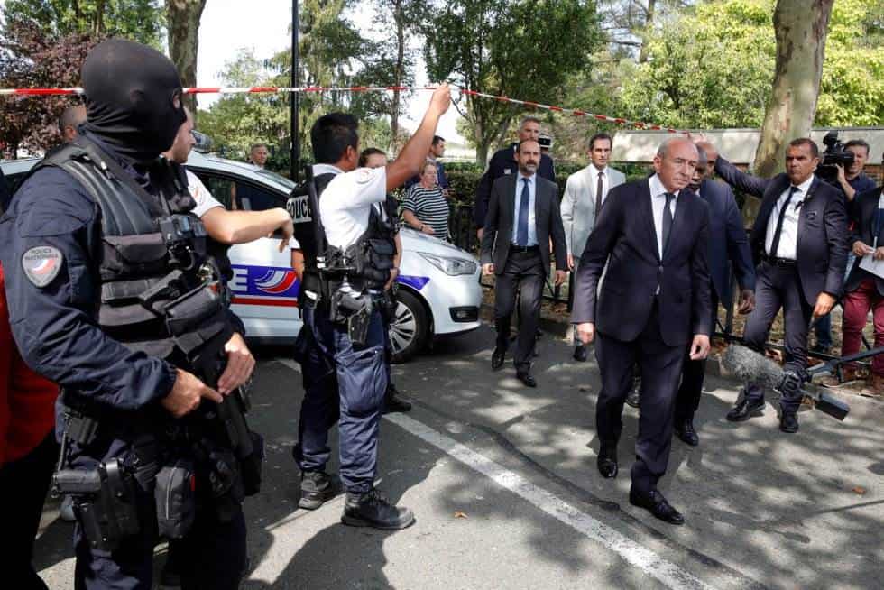 El Ministro de Interior fracés, Gerard Collomb, llega a la escena del ataque para hablar con los medios de comunicación.