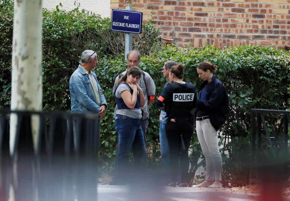 Miembros de la policía establecen un perímetro de seguridad cerca de la zona en la que se produjo un ataque con cuchillo en Trappes.