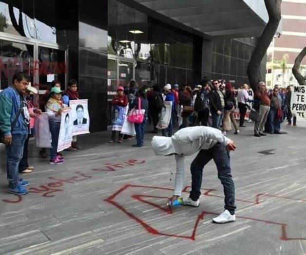 Por los 43, vandalizan nuevas oficinas de PGR Por los 43, vandalizan nuevas oficinas de PGR