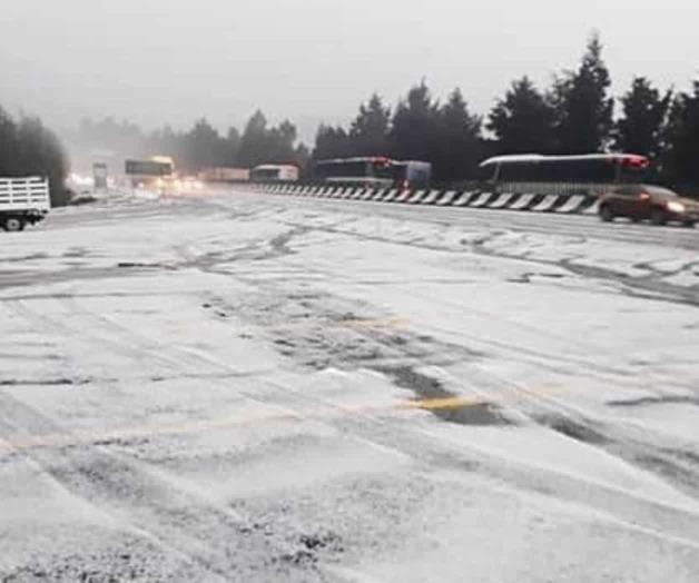 Pinta granizo de blanco la vía a carretera a Toluca Pinta granizo de blanco la vía a carretera a Toluca