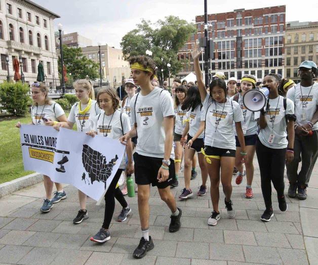 Activistas en marcha hacia sede de fabricante de armas Activistas en marcha hacia sede de fabricante de armas