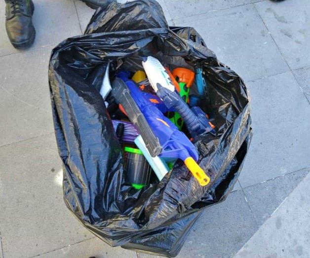 Llegan niños con armas de plástico Llegan niños con armas de plástico