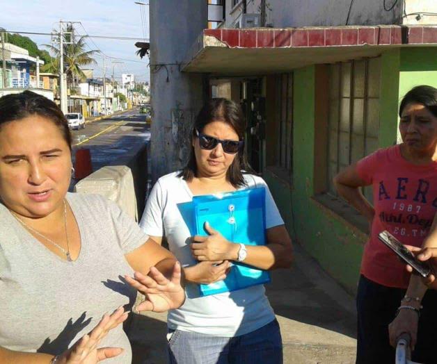 Protestan vecinos por cierre de acceso Protestan vecinos por cierre de acceso