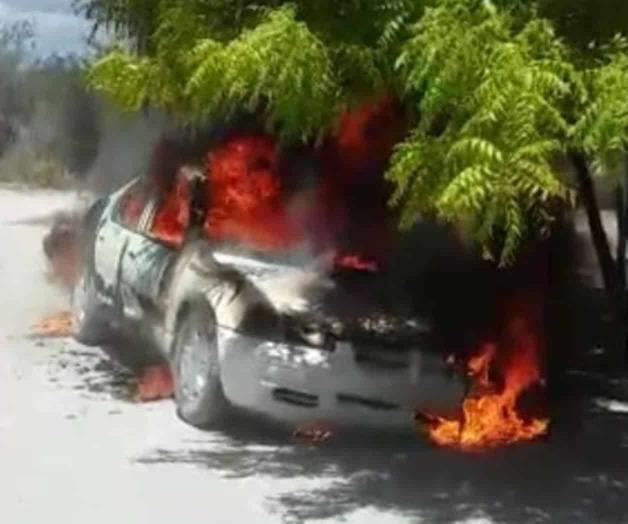 Se ‘prende’ auto por un corto circuito Se ‘prende’ auto por un corto circuito