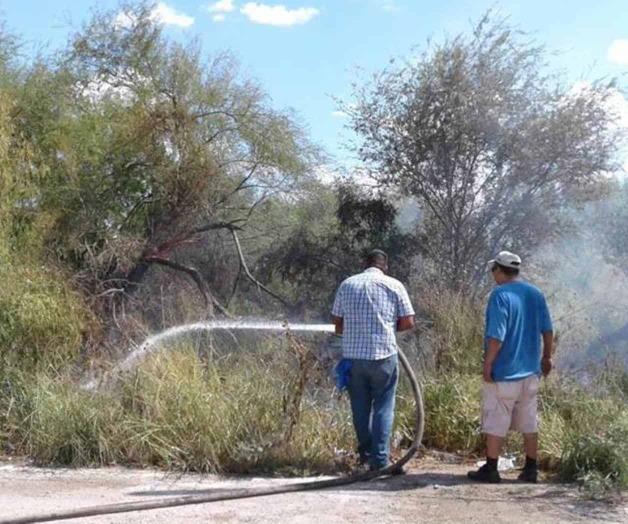 Moviliza a bomberos quema de pastizales Moviliza a bomberos quema de pastizales