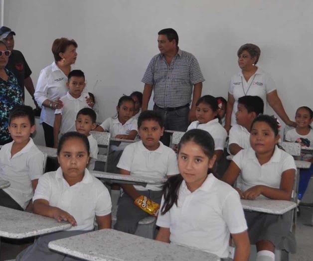 Dotan a escuela de mesabancos Dotan a escuela de mesabancos