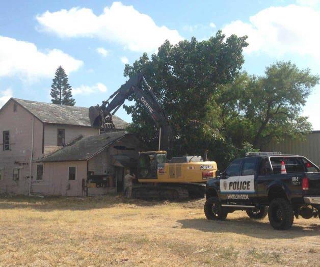Luchan por una comunidad limpia de riesgos, destruyen casas abandonadas